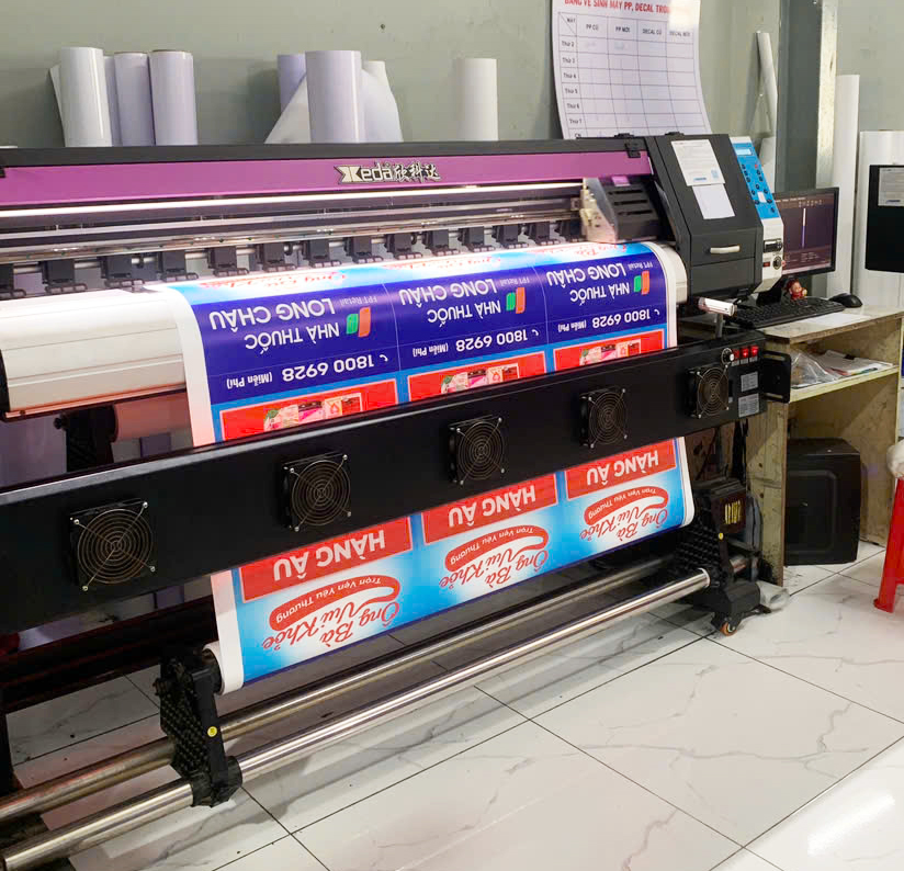 Máy in trong quá trình thi công sản phẩm