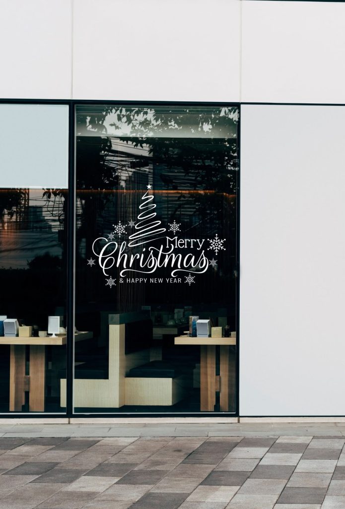 Trang trí không gian bằng cách sử dụng Decal họa tiết Giáng Sinh.