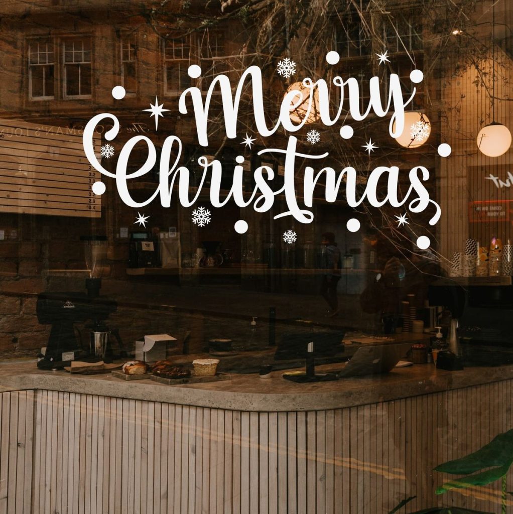 Trang trí không gian với chất liệu Decal, mang lại cảm giác như mùa Giáng Sinh đang tới gần bên