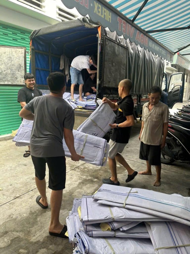 Nhân viên Hoa Việt cùng đưa sản phẩm qua khâu vận chuyển