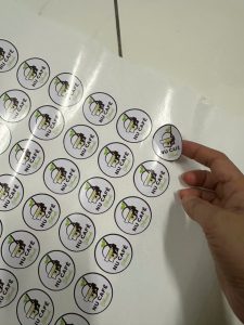 Decal tem nhãn được hoàn thiện với độ chính xác cao